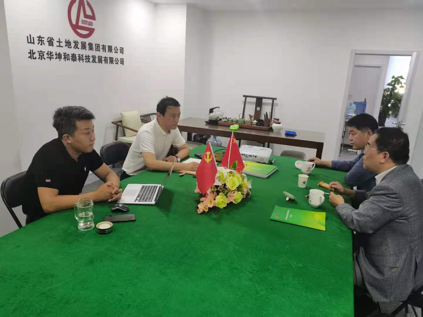 我司領(lǐng)導回訪山東土地集團 雙方合作駛?cè)肟燔嚨?></div>
                  <div   id=