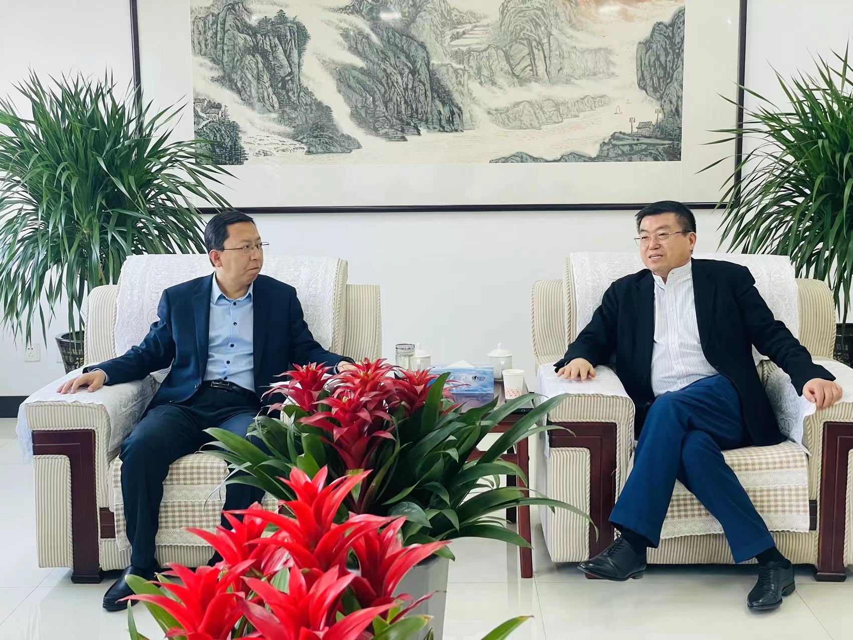 金亞潤環(huán)保董事長(zhǎng)常文光與山西省原平市委副書記、市長(zhǎng)常永峰就“赤泥資源化綜合利用項(xiàng)目”交流座談